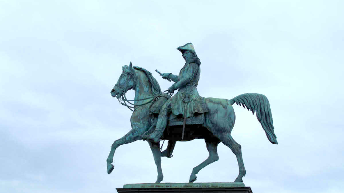 Фото: ScandiNews. Памятник Карлу XIV Юхану в Стокгольме